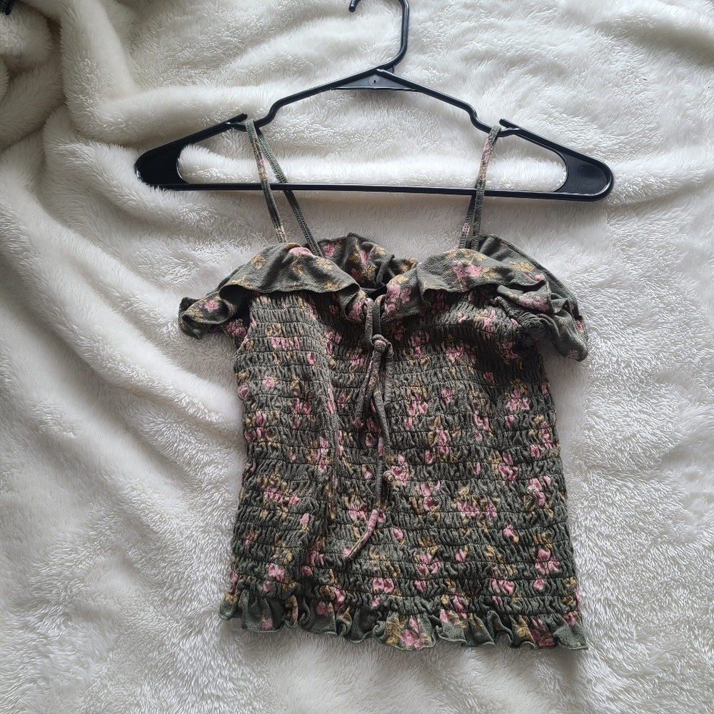 fitted crop tank top.